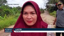 Protes, Warga Mancing di Lubang Jalan Rusak