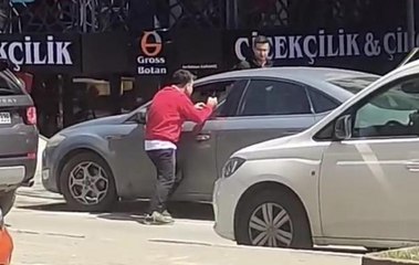 ÜSKÜDAR'DA İKİ SÜRÜCÜDEN YUMRUK YUMRUĞA KAVGA