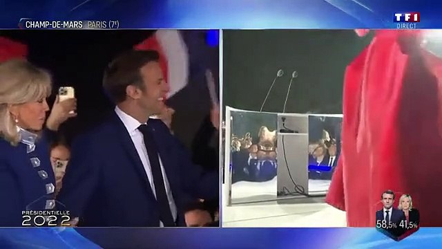 Un homme hurle Manu à poil et Pète moi le cul Manu après l'élection d'Emmanuel Macron (2022)