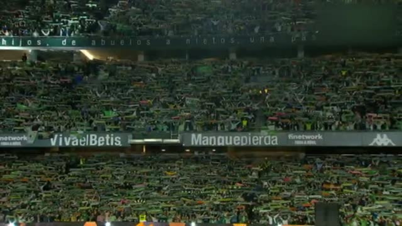 Joaquín protagoniza la fiesta del Betis en el Villamarín anunciando que sigue un año más