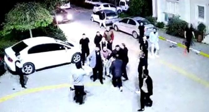 Polis memurunu önce darp ettiler sonra silahını aldılar!