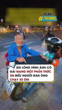 Ấm lòng hình ảnh cô gái mang một phần thức ăn biếu người đàn ông chạy xe ôm