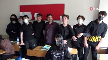 Bu öğretmenin on parmağında on marifet