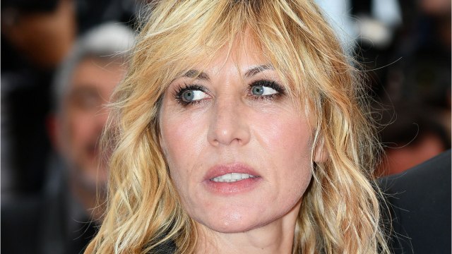 VOICI : Mathilde Seigner : son hommage poignant à son ami Yves Rénier, un an après sa mort