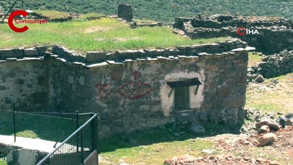 Terk edilen köy yapımcıların gözdesi oldu: Korku filmi platosuna benziyor