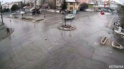 Kütahya'da feci kaza kamerada! Kavşaktan dönen otomobile çarpan kurye böyle savruldu