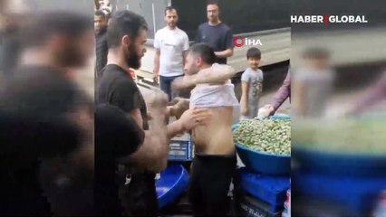 Esenyurt’ta kavga ettiği manava uzun sopayla saldıran kadın kamerada