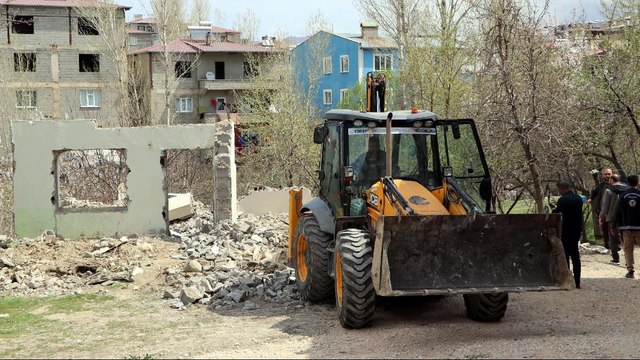 Van’da kaçak göçmenlerin kaldığı metruk evler yıkıldı