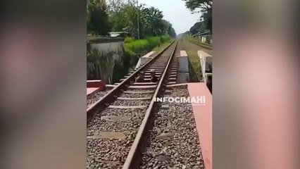 Demi Membuat Konten, Dua Anak Masuk ke Kolong Rel saat Kereta Melintas