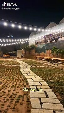 Quán gà bay phục vụ bằng đu dây: đu đến cưới trạm thì còn cái dĩa không