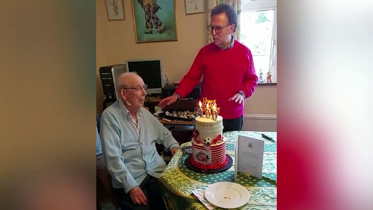 Arnold Landau gets signed football and card from Sunderland first team on his 100th birthday