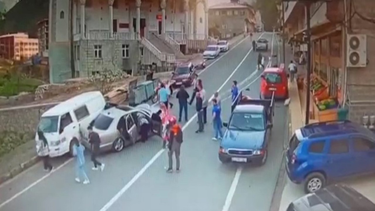 Rize’de yola atlayan motor sürücüsü 3 araçlı zincirleme kazaya sebep oldu