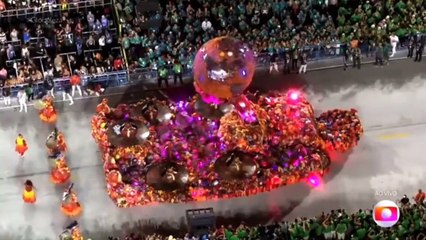 Orixá Exu chega ao 'topo do mundo' em alegoria da comissão de frente da Grande Rio