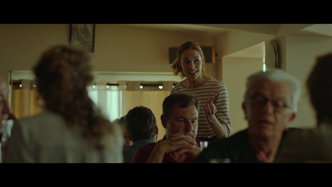 Meine schrecklich verwöhnte Familie Clip 'Stella am ersten Tag im Restaurant' Deutsch German (2021)
