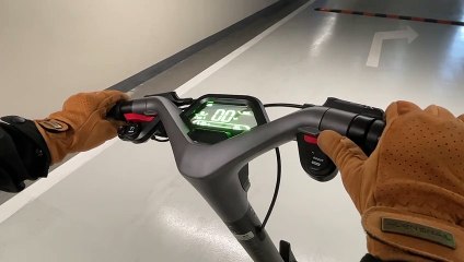 El altavoz de Segway para patinetes que simula un V12