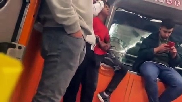 Yasak onları durdurmadı! Metroda sigara içip yolcularla alay ettiler