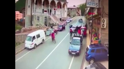 Aynı araçla 28 saniyede iki kaza yaptı