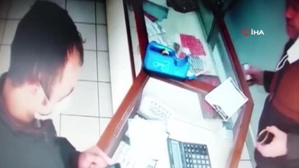 Kuyumcu tezgahındaki bileziği çalıp kaçan hırsız kamerada