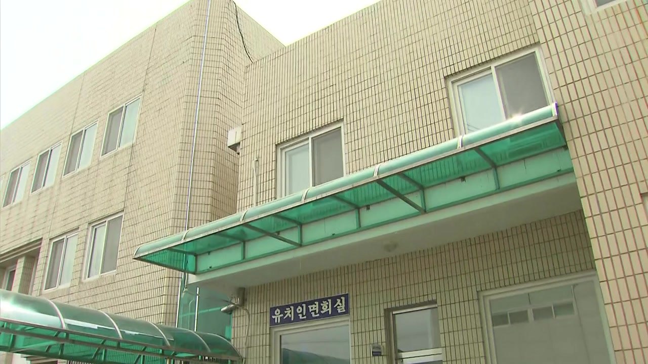 상주경찰서 유치장 넘어 도주한 20대 21시간 만에 검거 / YTN