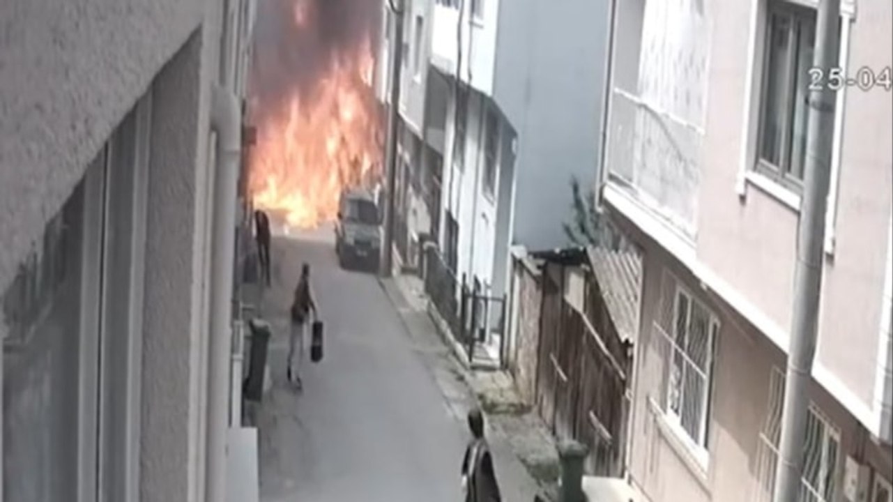 Bursa'da tek motorlu uçak evlerin arasına düştü