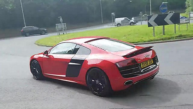 Un automobiliste fait le malin en Audi R8 dans un rond point