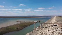 DİYARBAKIR - Kuraklık tehlikesi yaşayan Devegeçidi Baraj Gölü'ne bir başka barajdan su takviyesi