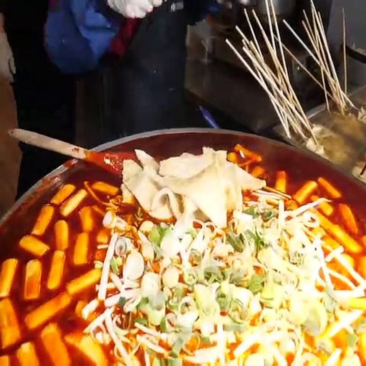 Spicy Red Sauce! delicious tteokbokki - spicy rice cake / Korean street food