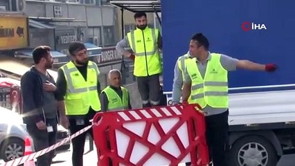 Bariyerleri aşıp, bakıma alınan Boğa Heykeli’nin üzerine çıktı