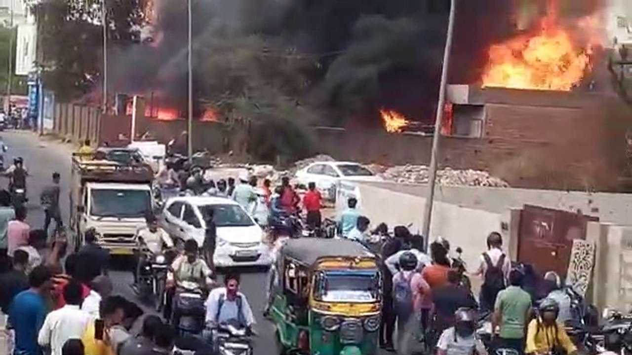टेंट हाउस के गोदाम में लगी भीषण आग, छाया धुएं का गुबार