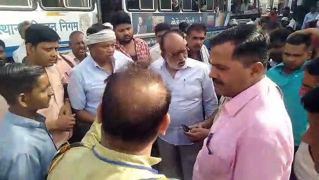 बस स्टैंड पर सवारियां भर रहे रोडवेज बस चालक से मारपीट, चाकू से किया वार....देखें वीडियो