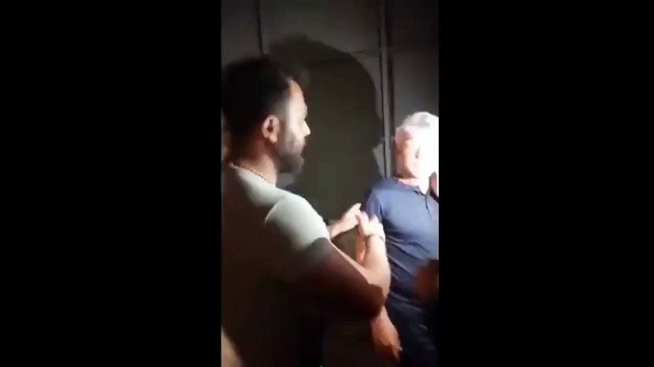 Elektrik kesintisine sinirlenen vatandaşlar Bakan'ı darp ettiler