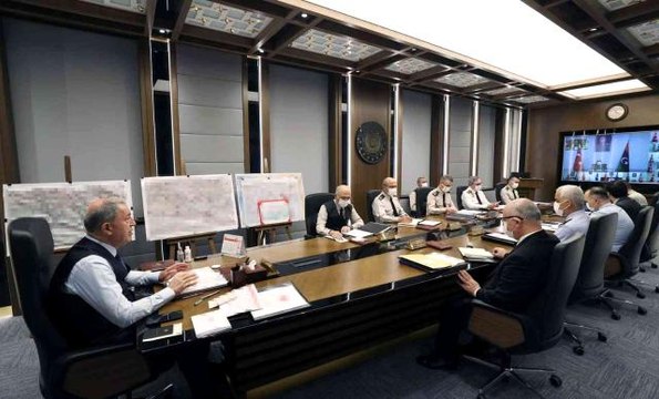 Bakan Akar kuvvet komutanları ile toplantı düzenledi