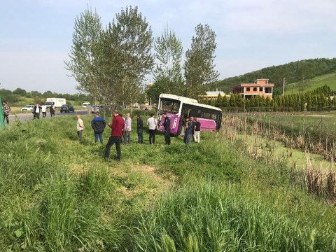 KAMYON, ÖZEL HALK OTOBÜSÜNE ÇARPTI: 9 YARALI
