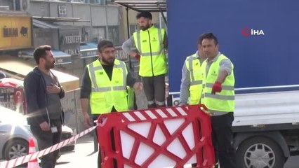 Kadıköy'de bakıma alınan Boğa Heykeli'nin üzerine çıkıp fotoğraf çektirdi