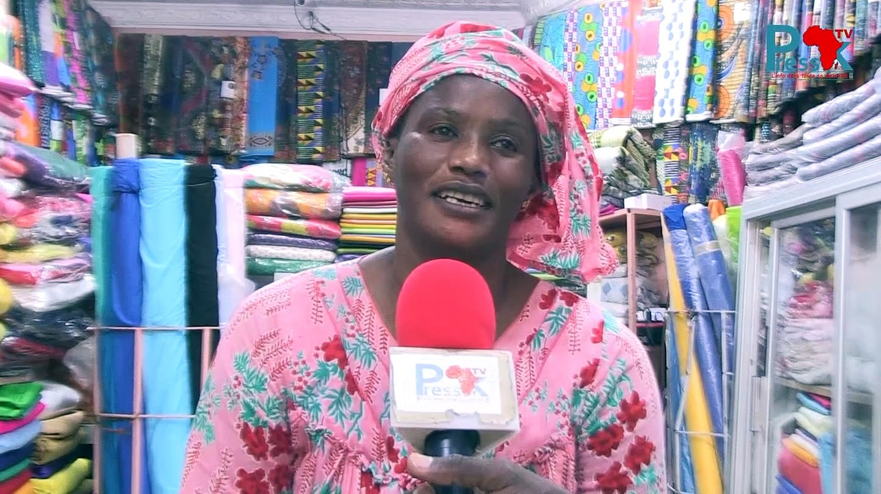 Préparatifs de la Korité: Au marché HLM les vendeurs de tissus, bijoux, chaussures et tailleurs...