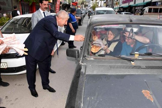 Amasya Belediye Başkanı Sarı, iftar öncesi trafikte Ramazan pidesi dağıttı