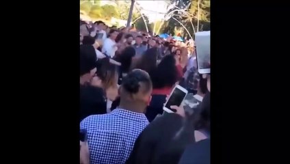 Jolie façon de stopper une dispute en pleine festival