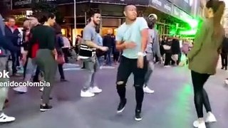Españoles aprendiendo a bailar salsa choke de Cali-Colombia****Spaniards learning to dance salsa choke from Cali-Colombia