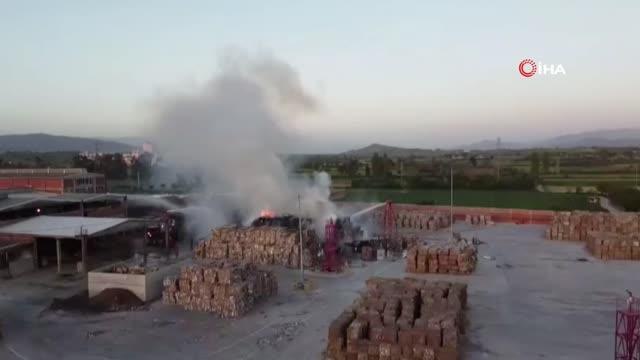 İzmir'de kağıt depolama alanında çıkan yangına çok sayıda itfaiye ekibi müdahale ediyor
