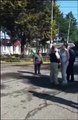 Mujer escupe en la cara a guardia de seguridad y la nombran #LadyEscupitajo