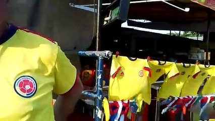 El rolo que trabaja sabroso vendiendo camisetas de la Selección en Barranquilla