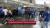 Aficionados de Cruz Azul se pelean contra policías
