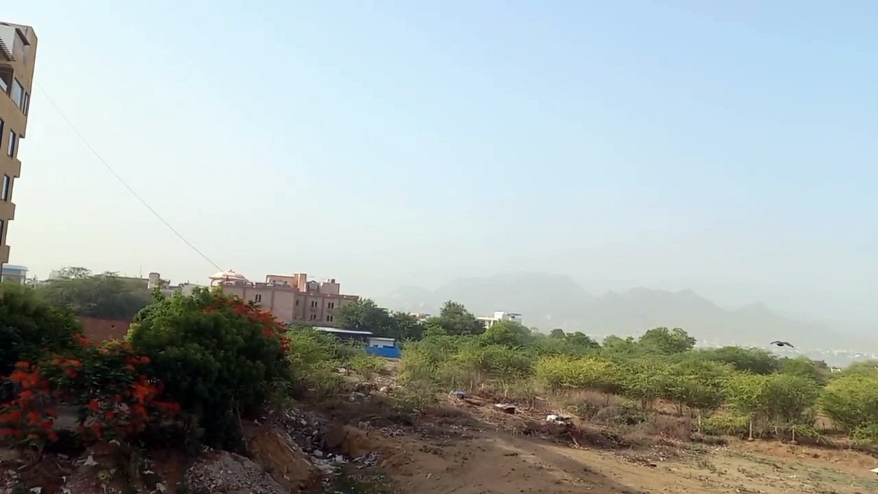 Weather: आसमान में घुली धूल, कड़क धूप से कुछ राहत