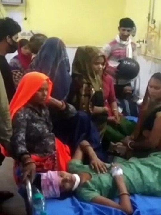 शादी की पहली सालगिरह पर पत्नी को किया लहुलुहान:ट्रेन में साथ सफर कर रहे पति ने रेलवे स्टेशन पर उतरते ही हमला कर पत्नी को किया घायल