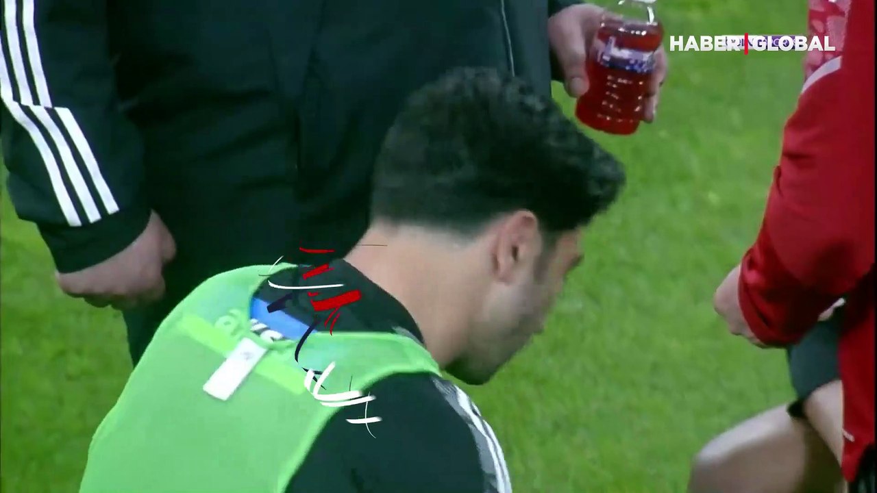 Güven Yalçın ve Rachid Ghezzal'ın hurma ve su ile orucunu açması sosyal medyada gündem oldu