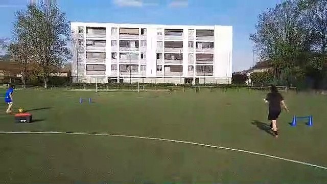 Séance golf foot pour les féminines.