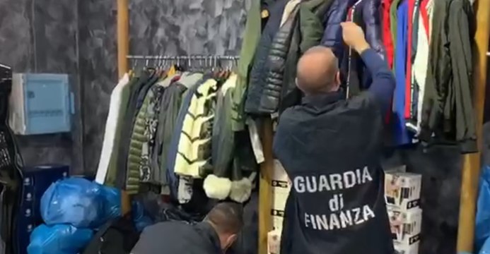 Monza - Contraffazione, sequestrati 38mila capi di abbigliamento in un magazzino (26.04.22)