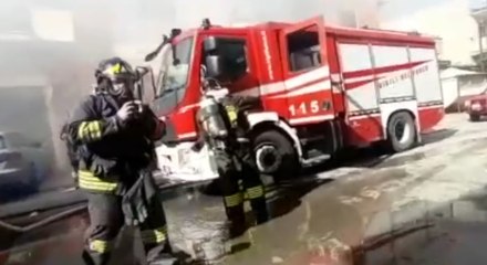 Pagani (SA) - Incendio in un deposito di automezzi (26.04.22)