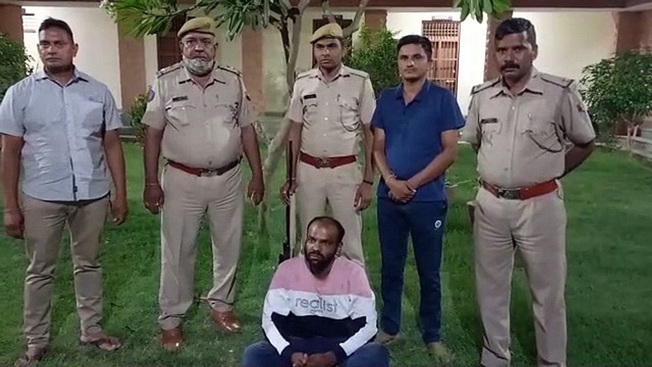 अपहृत ज्वैलर ने जान बचाने के लिए चलती कार में क...