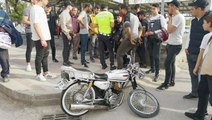 Otomobille çarpışan motosikletli genç yola uçtu! O anlar kamerada